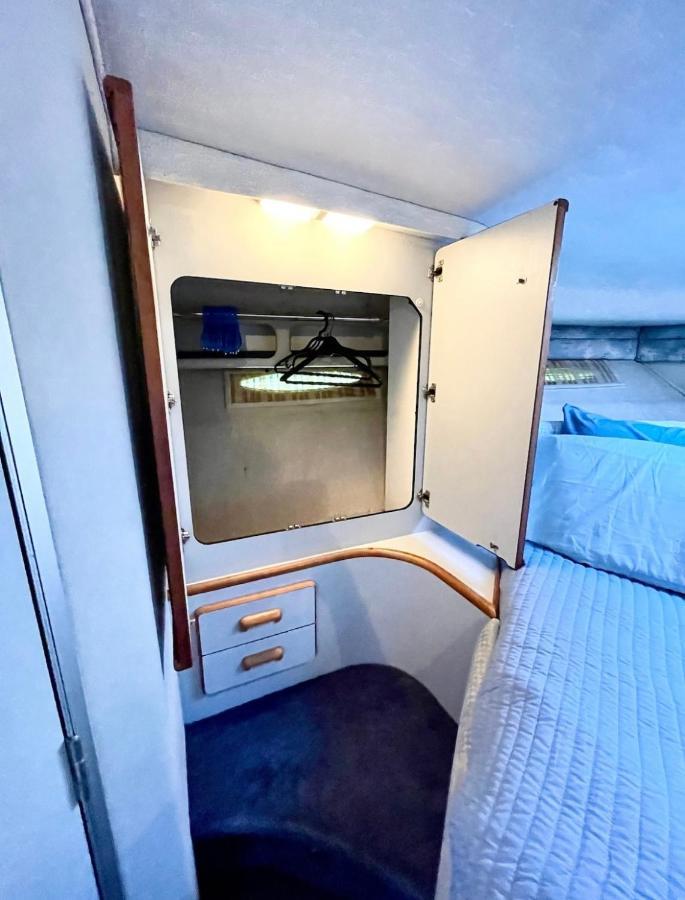 Yacht Hotel Barcelona Sant Adria de Besos Bagian luar foto