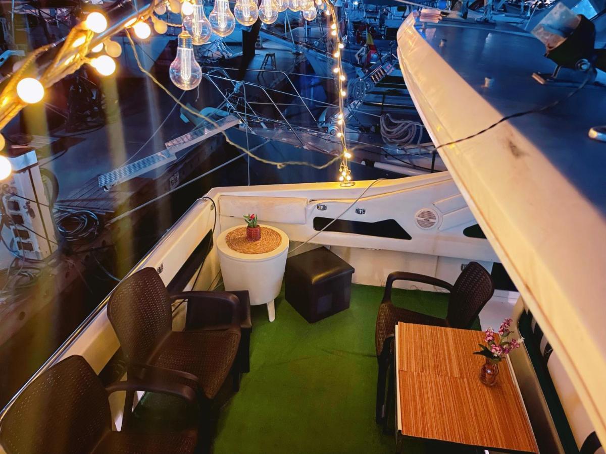 Yacht Hotel Barcelona Sant Adria de Besos Bagian luar foto