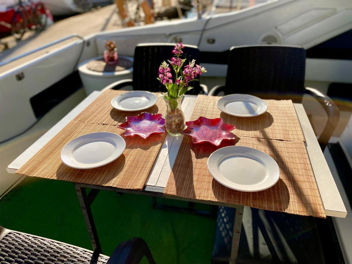 Yacht Hotel Barcelona Sant Adria de Besos Bagian luar foto