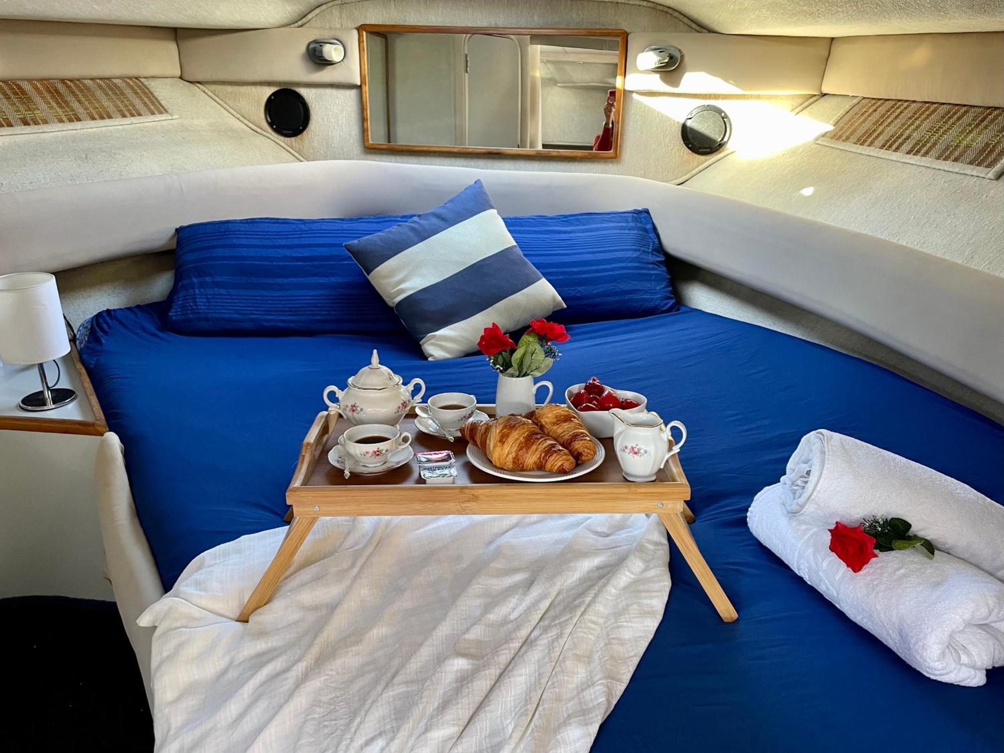Yacht Hotel Barcelona Sant Adria de Besos Bagian luar foto